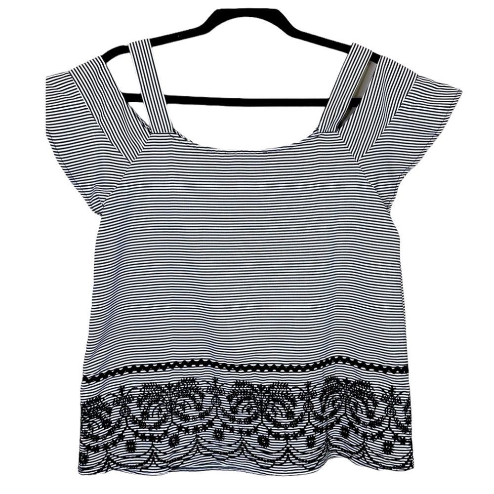 Isla Maude cold shoulder top.             Size. : Small